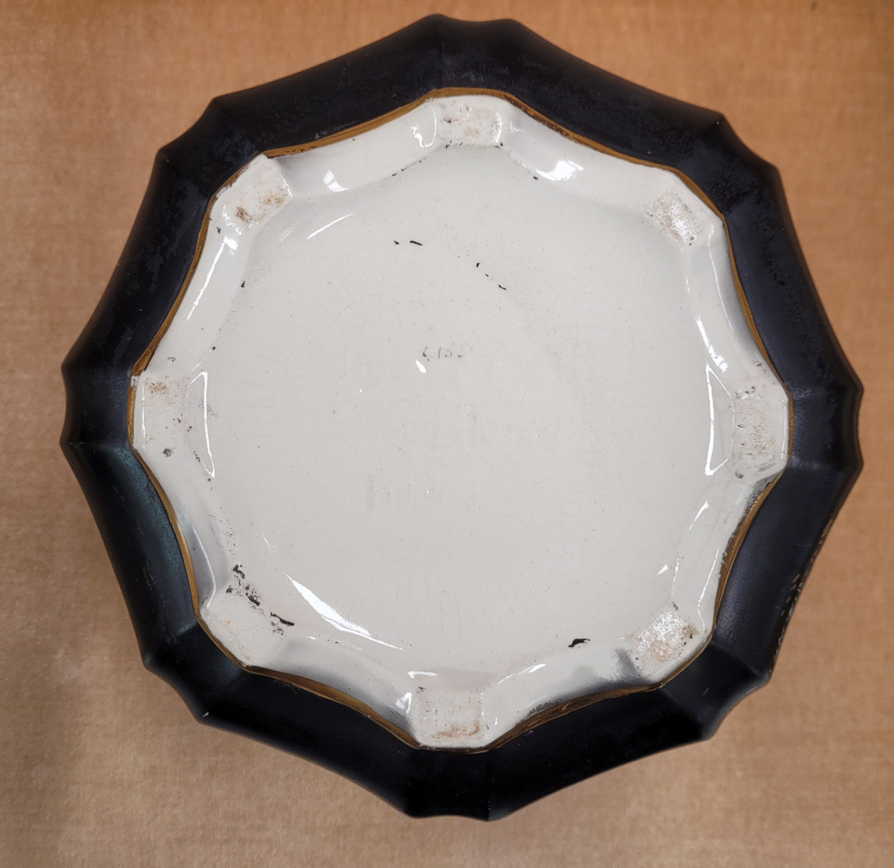 Stunning antique Jardinière with a black background and colorful oriental scene with gold trim. It is in good original condition It is in good original condition please view photos has they help form part of the description. Stamped "Olympic English Make"