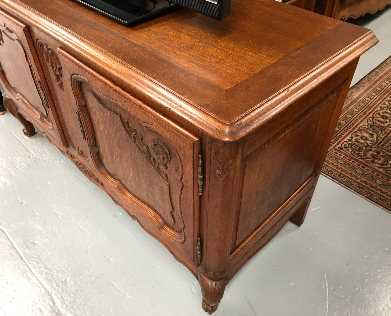 Beautifully carved French oak TV/Entertainment cabinet with great storage space. It has to lockable doors and is in very good original condition.