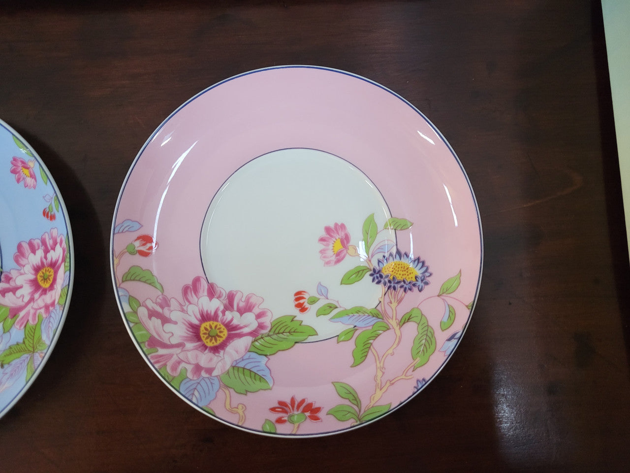 Contemporary “Aynsley Regal Pembroke” boxed set of four English Bone China cup and saucer. Beautiful patterns and vibrant colours.