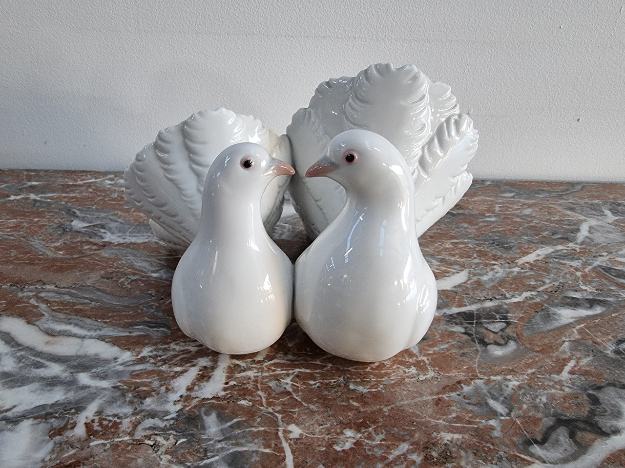 Delightful Vintage pair of “Lladro” porcelain figurine Doves. In good condition please view photos as they help form part of the description.