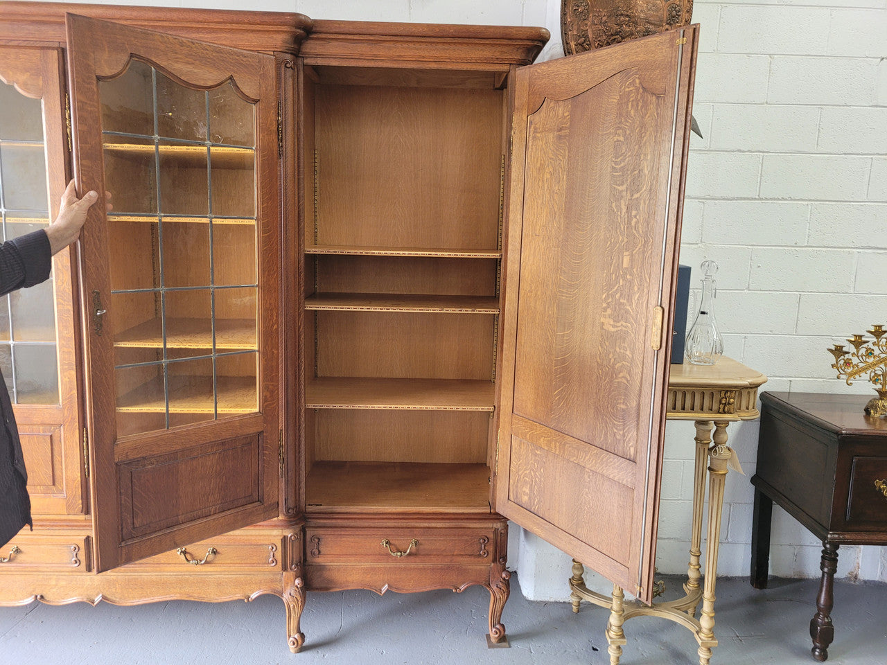 Vintage French Oak Bibliotheque / Library Bookcase/Office Bookcase
Sensational Vintage french oak Bookcase with amazing storage options ,with numerous adjustable shelves and 5 useful drawers to base. In very good original condition.