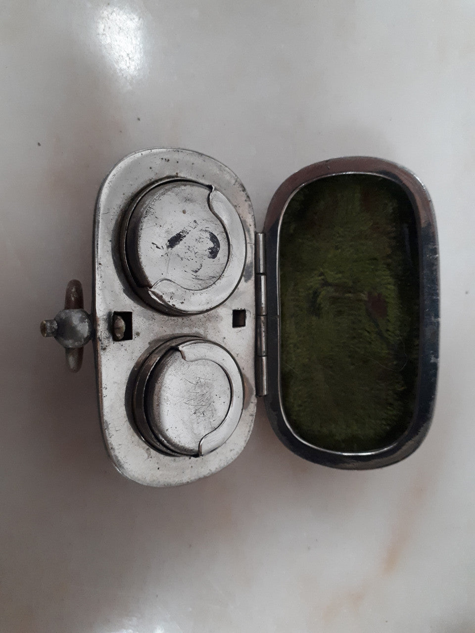 Antique nickle plated double sovereign case. In good original condition.