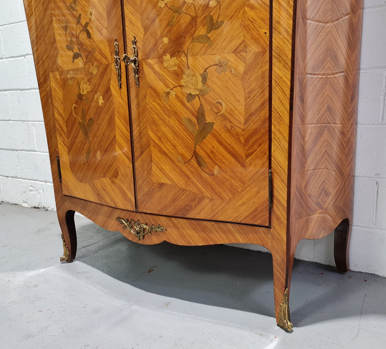 French Louis XV style marquetry inlaid marble top side cabinet. It has one drawer at the top and two doors open up to two adjustable shelves. It has beautiful coloured marble and decorative mounts. In good original detailed condition.