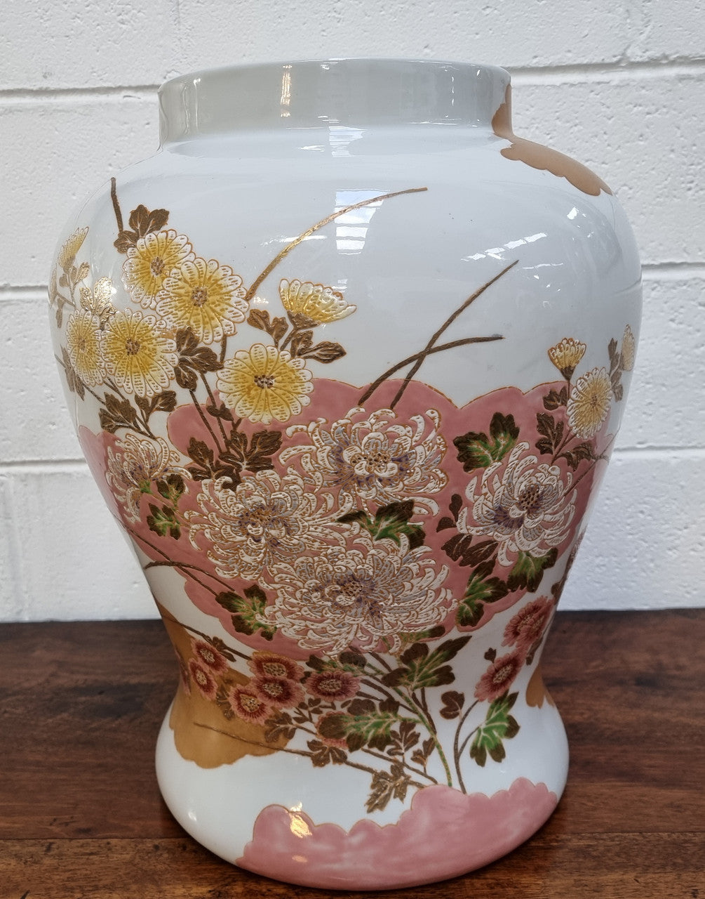 Beautiful modern large Chinese style floral lidded pot decorated with lovely Chrysanthemum flowers and in good condition. Maker on bottom please see photos.