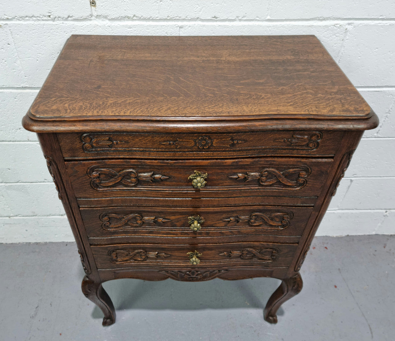 Lovely French dark oak chest of 3 drawers with beautiful carving and details. In good original detailed condition.
