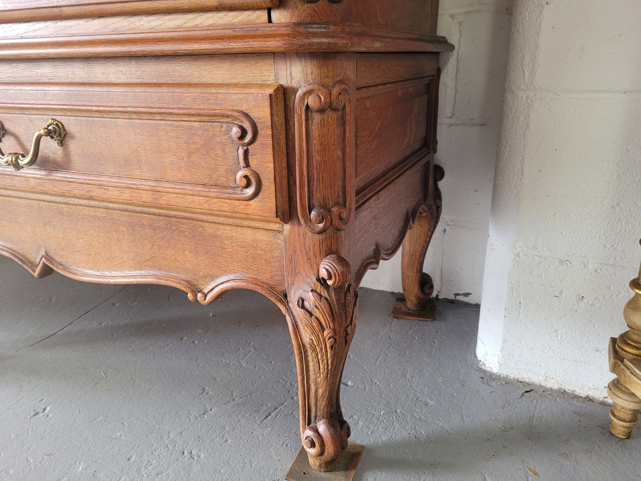 Vintage French Oak Bibliotheque / Library Bookcase/Office Bookcase
Sensational Vintage french oak Bookcase with amazing storage options ,with numerous adjustable shelves and 5 useful drawers to base. In very good original condition.