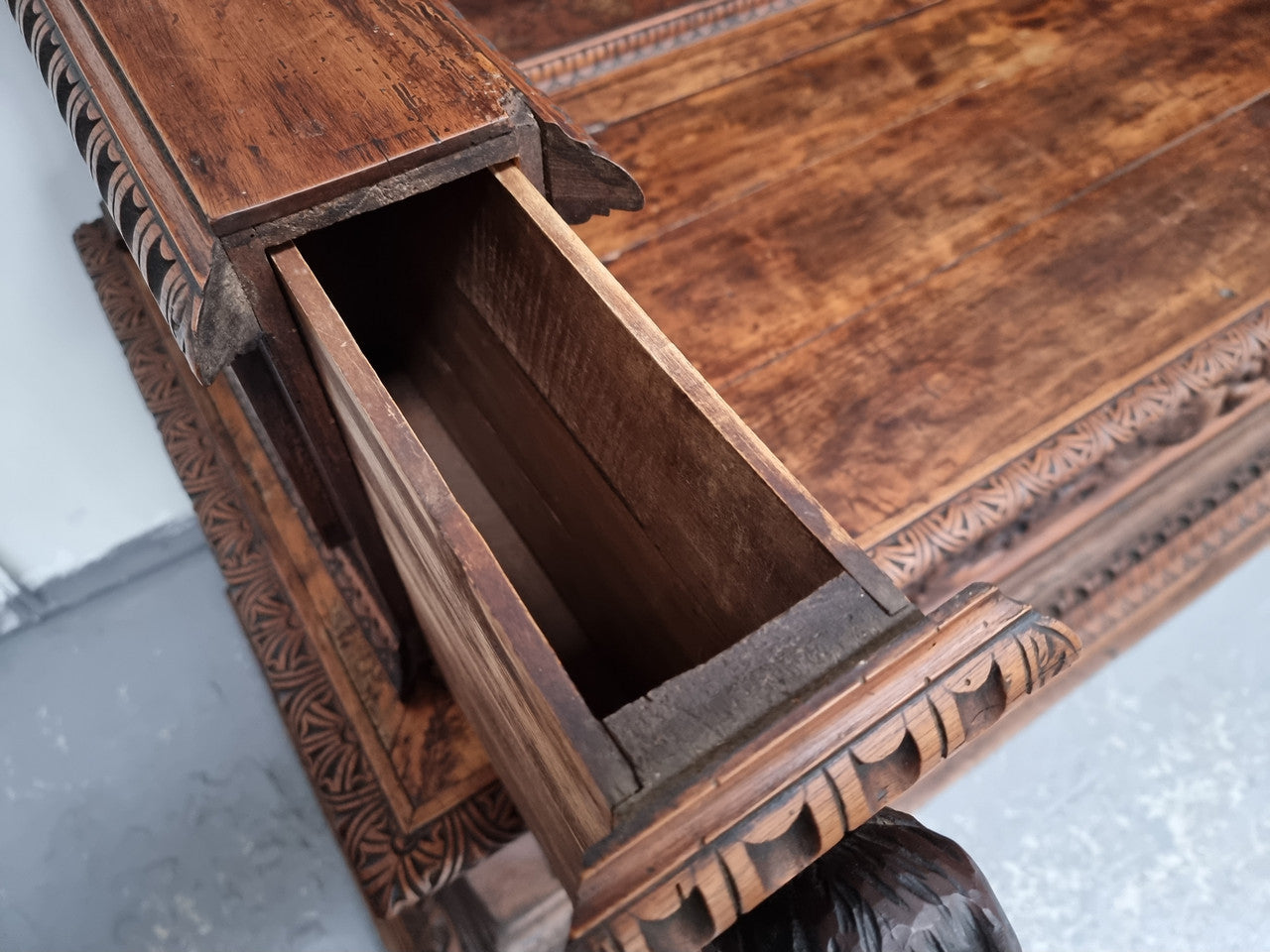 A Sensational 18th Century carved Italian Renaissance style hall seat, with amazing detail. The sit lifts up and inside can be used for storage. There is also two hidden pull out drawers on both sides of the arms (pictured). The detail of the carving is exceptional and very ornate. This amazing piece is in very good original detailed condition.