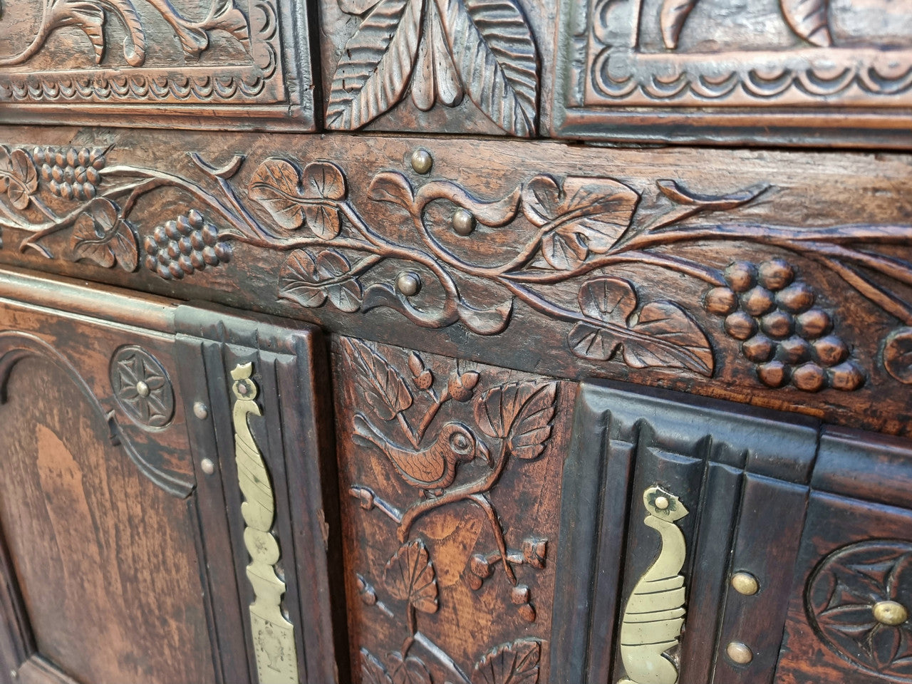 Absolutely stunning French early 18th century kitchen dresser/Vaisselier with beautiful carving and cupboards for storage . The top carved section has four shelves for display and is in good original detailed condition.