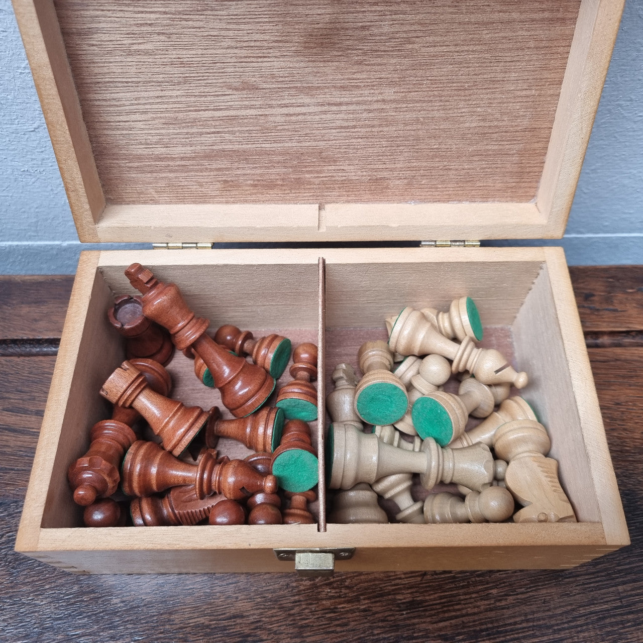Excellent condition vintage chess set in its original wooden box. Please see photos as they form part of the description.