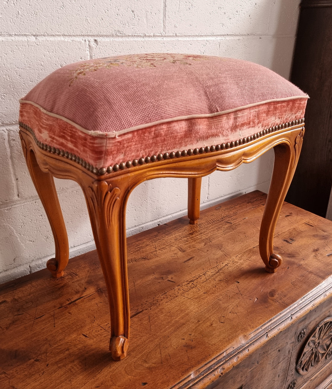 Beautiful French provincial stool with lovely floral tapestry. In used condition. Please see photos as they form part of the description.
