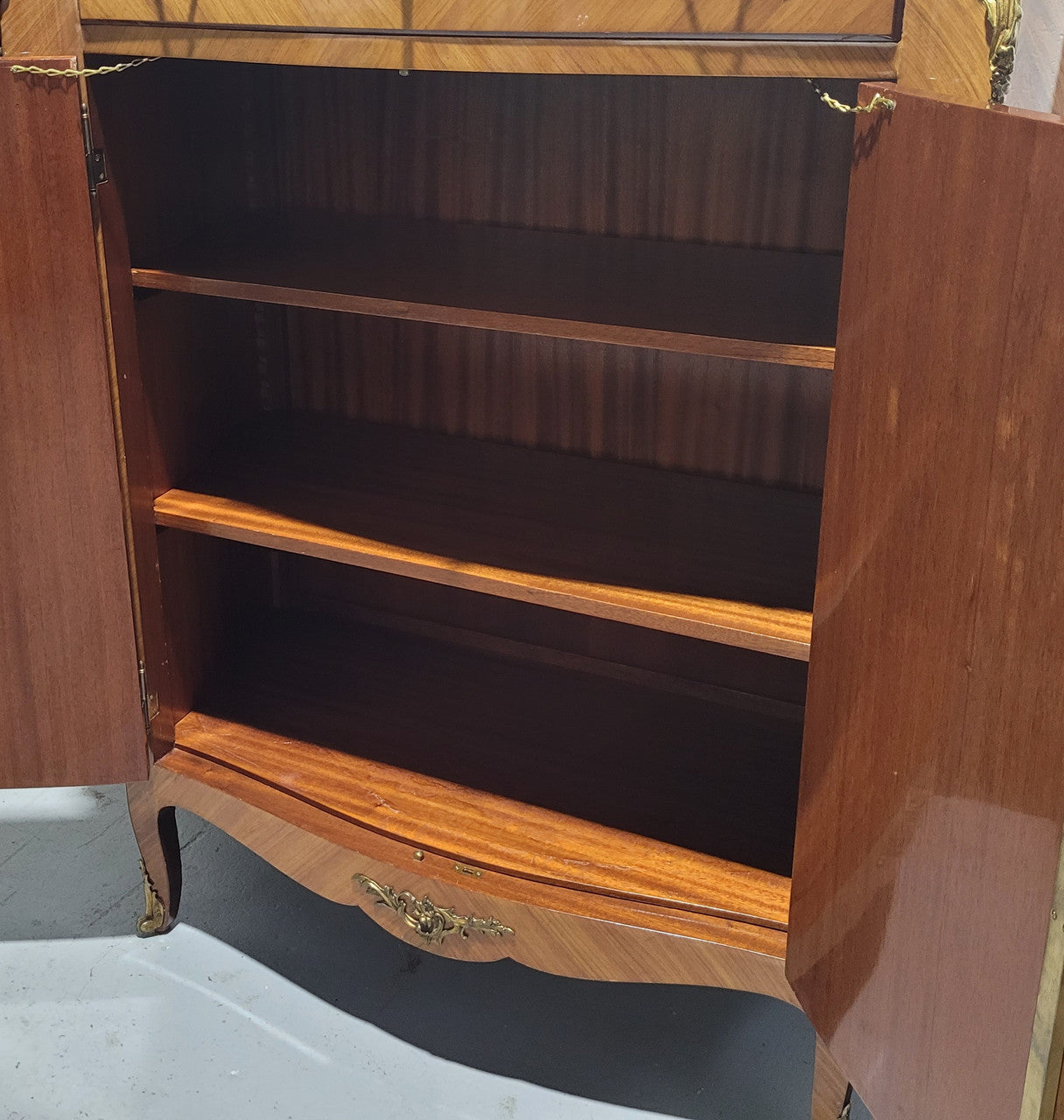 French Louis XV style marquetry inlaid marble top side cabinet. It has one drawer at the top and two doors open up to two adjustable shelves. It has beautiful coloured marble and decorative mounts. In good original detailed condition.