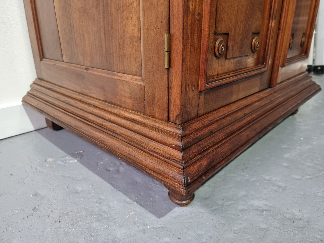 French Henry II style Walnut linen storage cupboard with nine pull out shelves. This piece could be very functional for a range of different purposes including shoe storage. It is in good original detailed condition, please note the door lock no longer functions and opens by pulling the door.