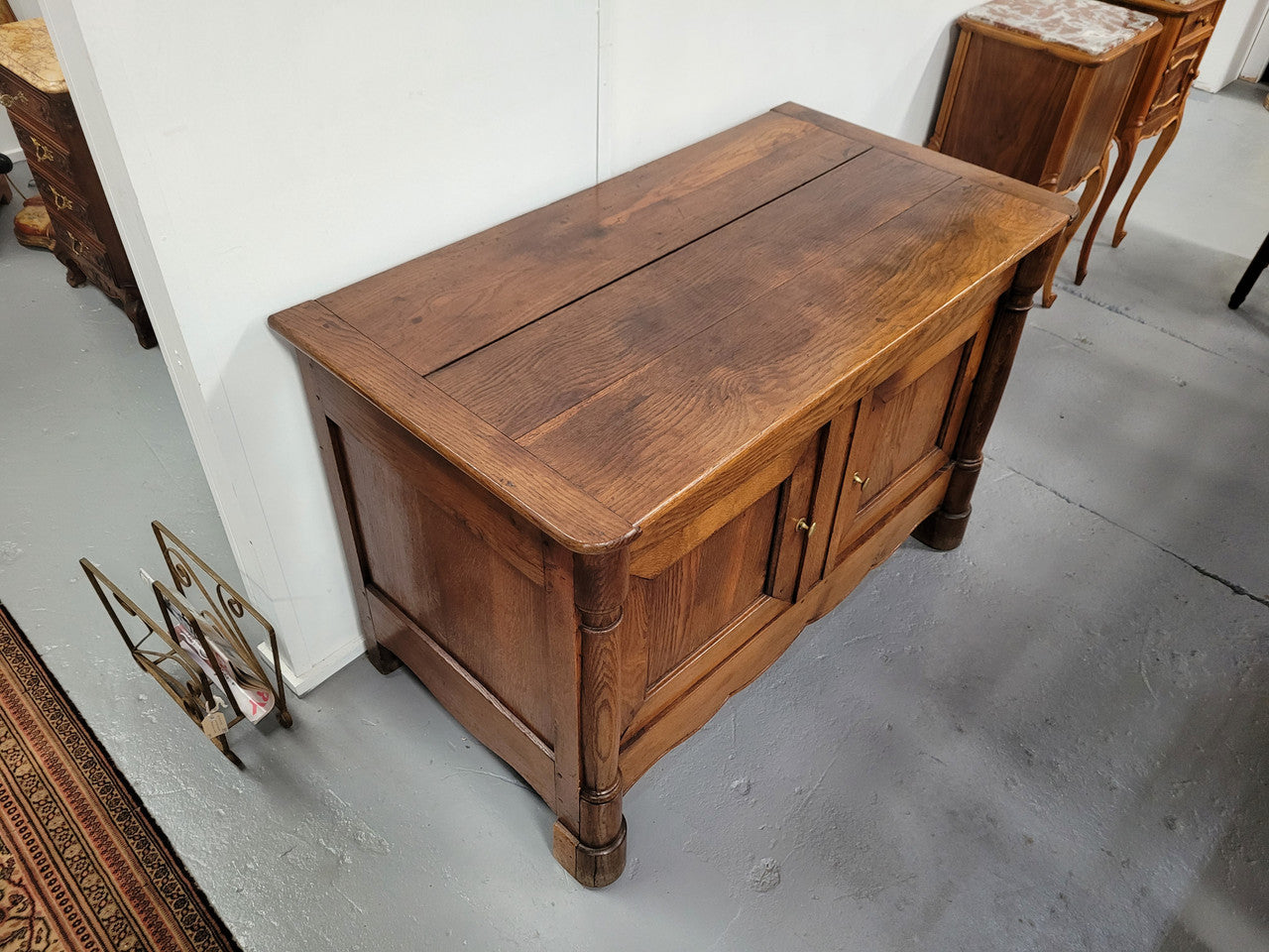 French 19th Century Oak dough bin buffet. The heavy solid top lifts upto reveal a half barrel compartment where traditionally flour and yeast were poured, mixed and proofed to grow into a nice dough.
Although originally intended for dough this would make an ideally TV cabinet with the two doors opening with plenty of storage.
