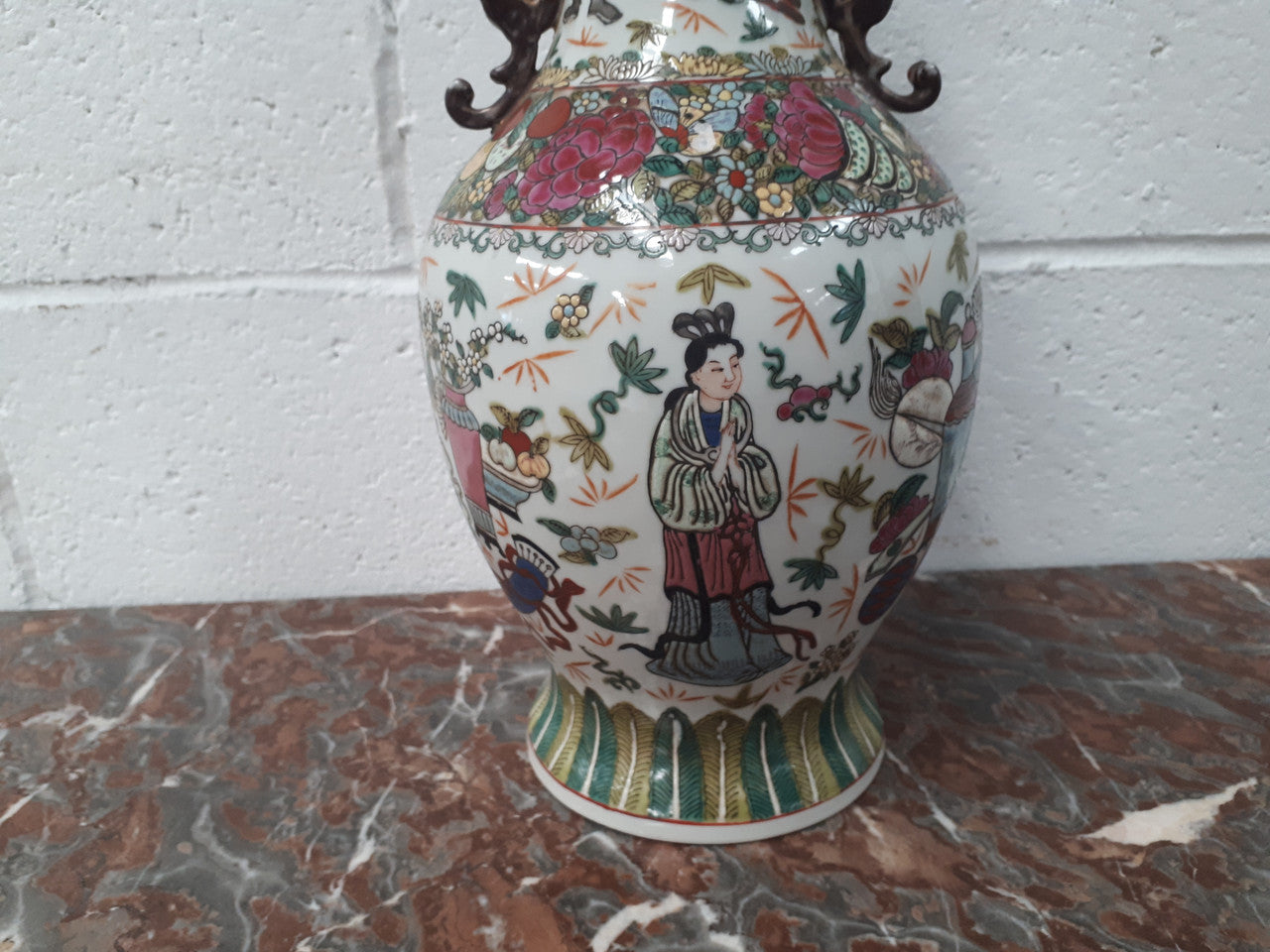 Antique 19th Century Chinese export hand-painted Qing Dynasty vase. Chien-Lung base. Rego mark to (1736-1795)