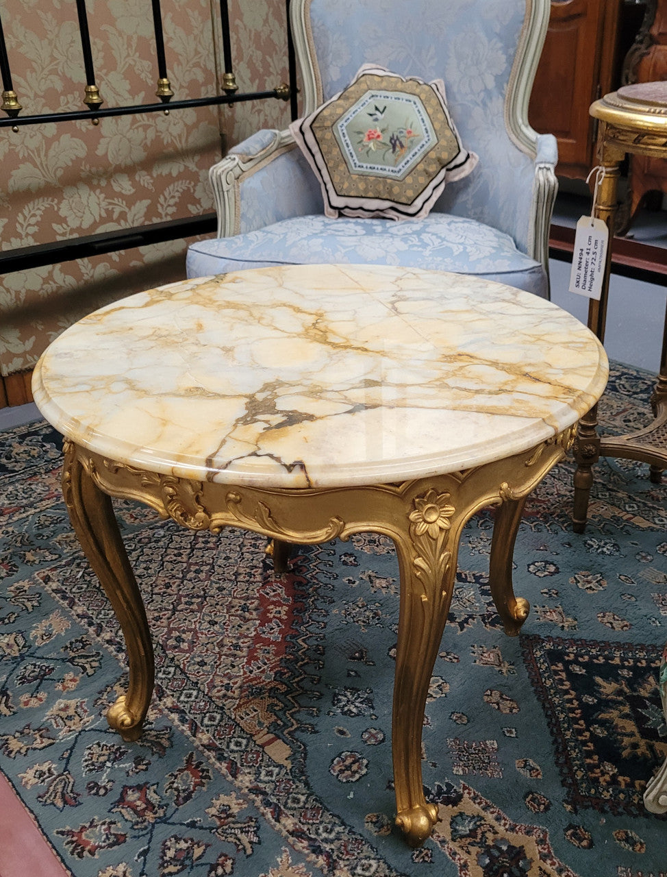 French Louis XV style gilt wood marble top coffee table or side table. It has been sourced from France and is in good original detailed condition.