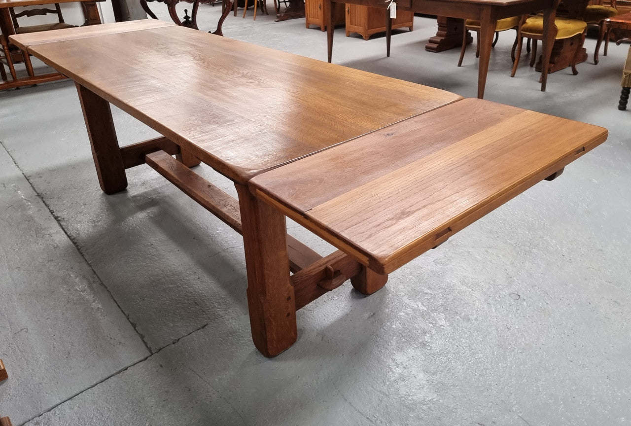 French Oak Farmhouse table with a beautiful pedestal base and can easily be extended by adding extension leaves at both ends. In good original restored condition.