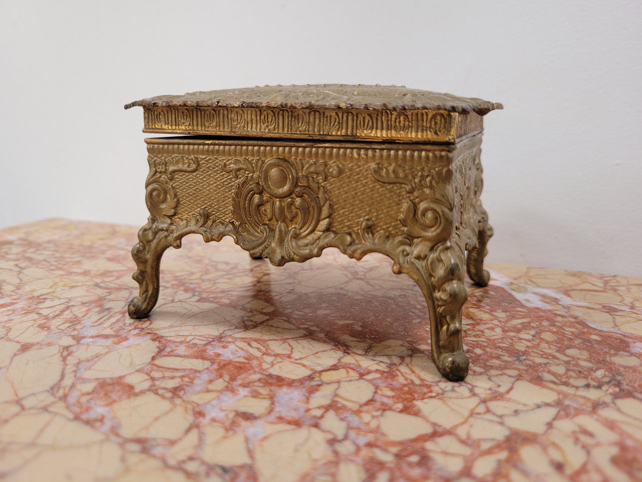 Lovely vintage gilded metal jewellery casket with cushion on the inside (can be removed). In good original and detailed condition.