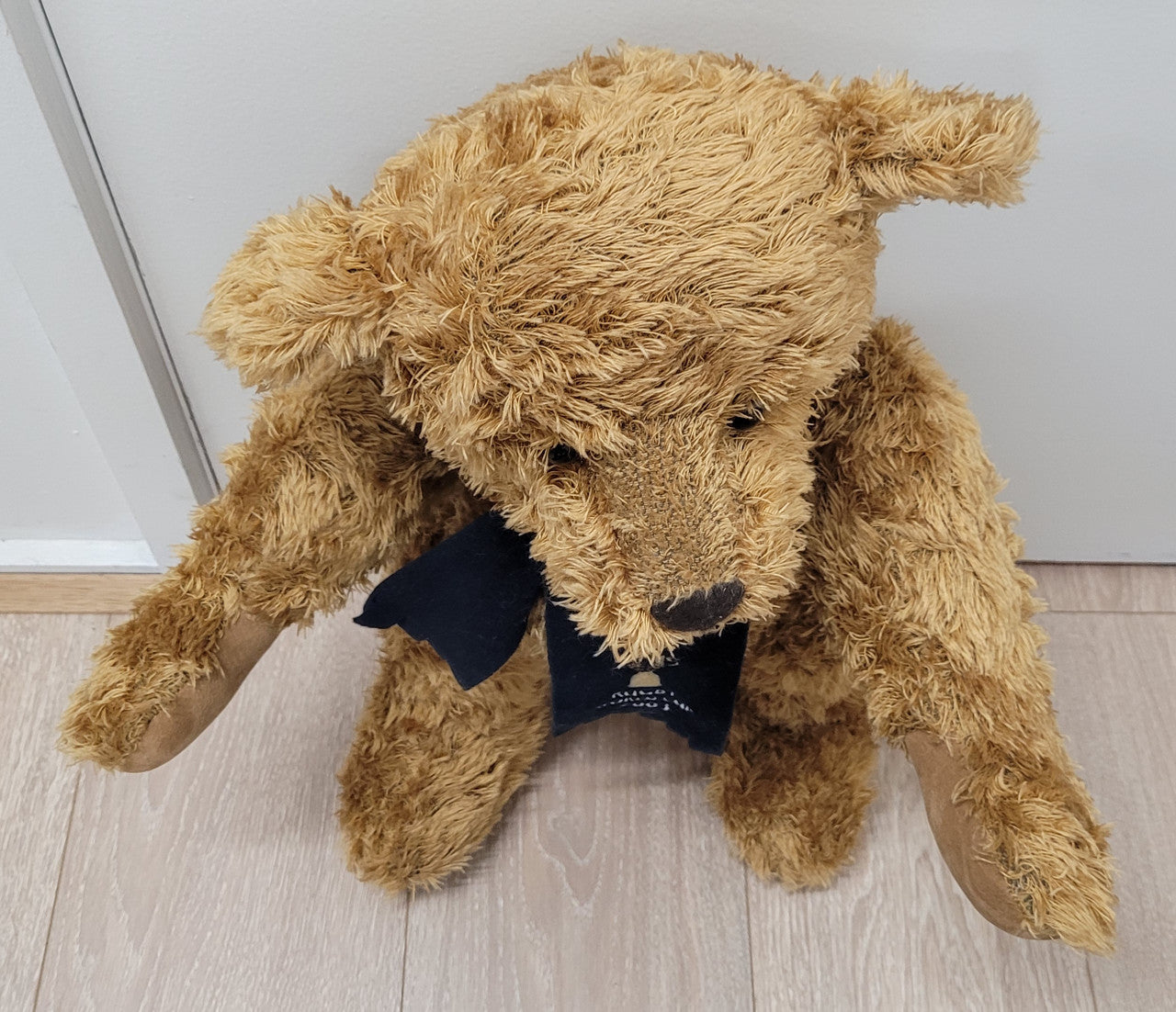 World Cup Rugby Bear. William by RUSS a special release for 2003. Limited to 5000 pieces worldwide. 50.8 cm fully jointed golden-brown bear with suedeen paw pads and blue scarf with Rugby World Cup Logo embroidery.
*Please note chair in photo is not included.