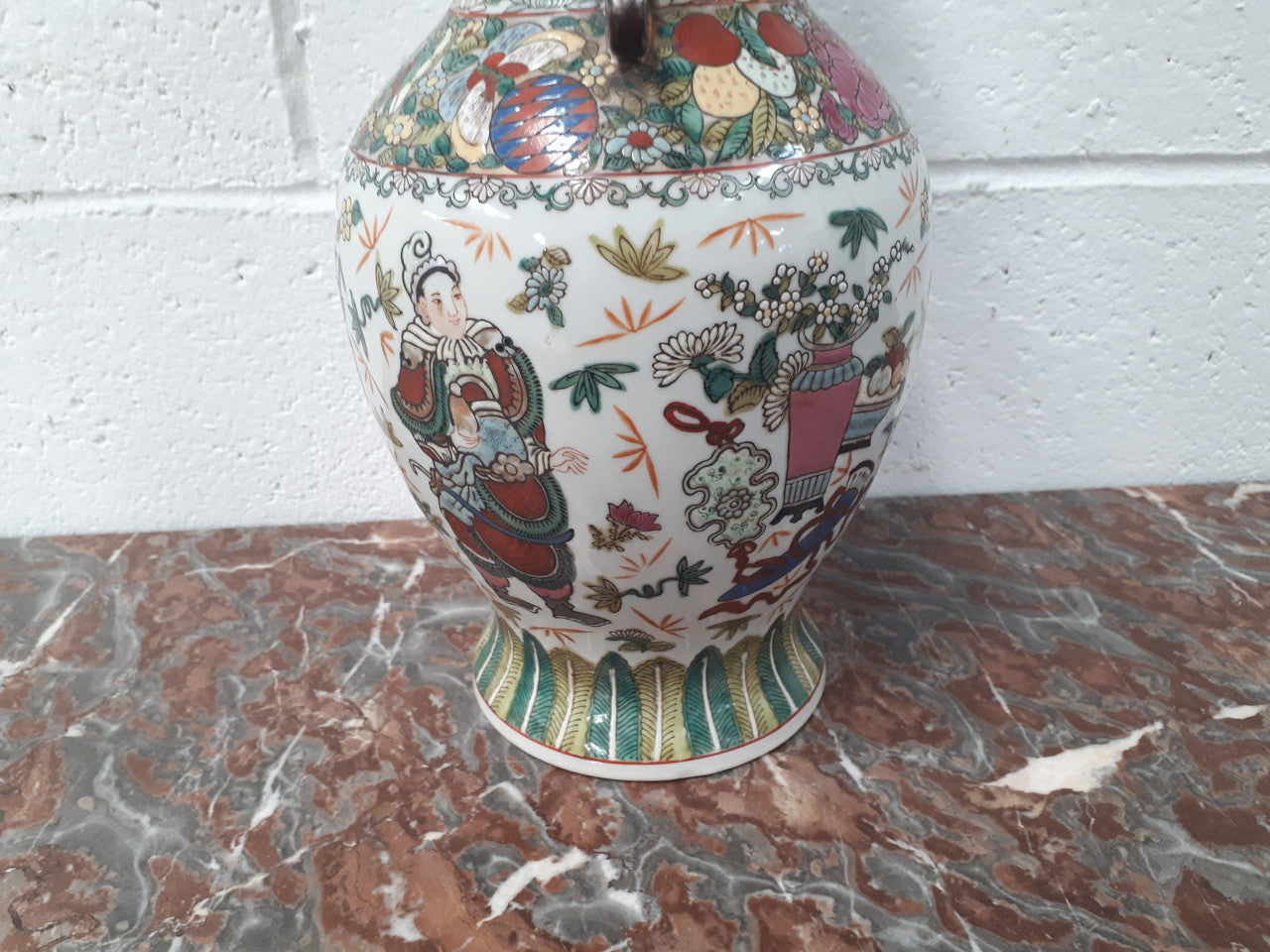 Antique 19th Century Chinese export hand-painted Qing Dynasty vase. Chien-Lung base. Rego mark to (1736-1795)