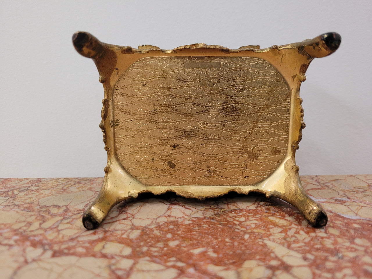 Lovely vintage gilded metal jewellery casket with cushion on the inside (can be removed). In good original and detailed condition.