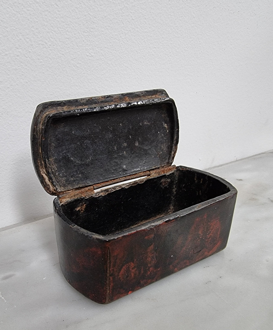 Beautiful Antique early 19th Century paper mache and faux Tortoiseshell snuff box with silver inlaid. It is in good original condition.