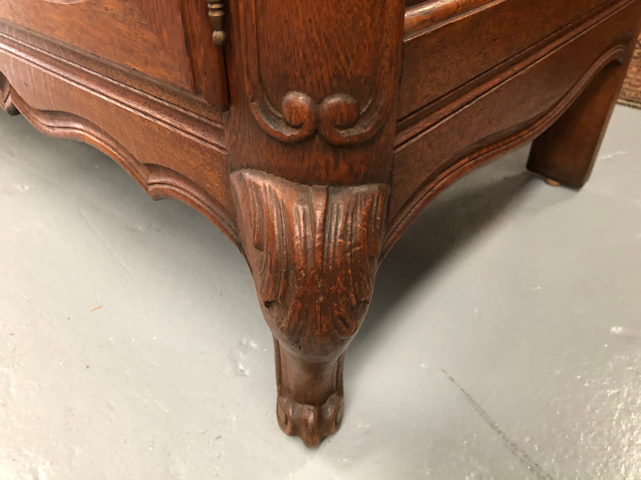 Beautifully carved French oak TV/Entertainment cabinet with great storage space. It has to lockable doors and is in very good original condition.