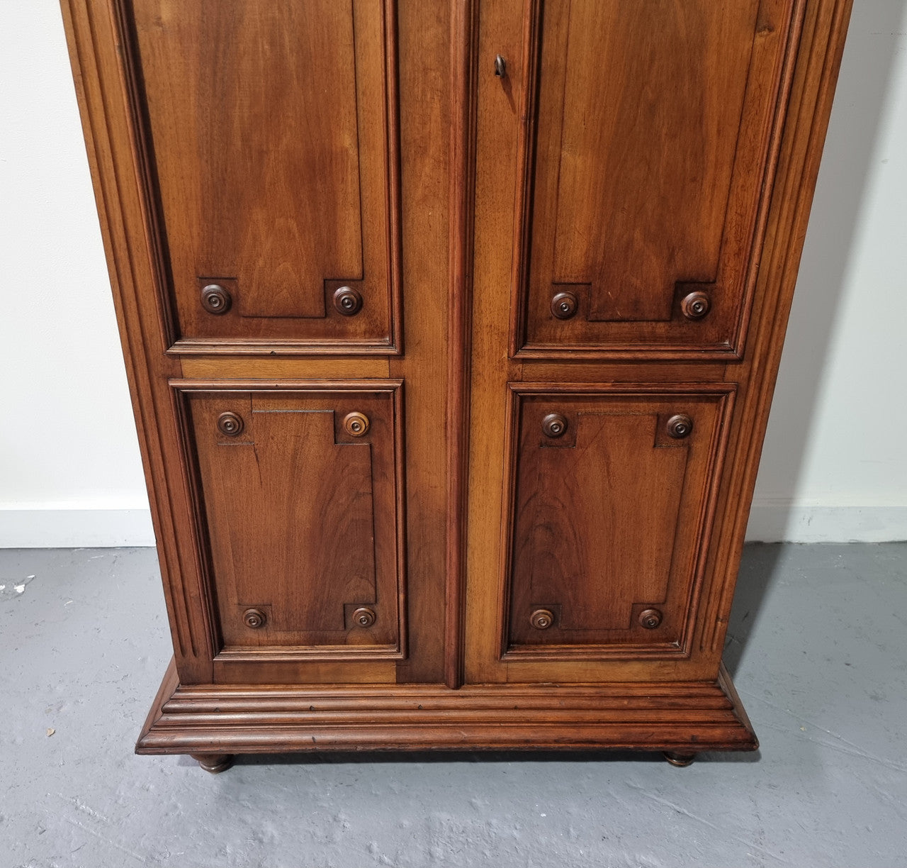 French Henry II style Walnut linen storage cupboard with nine pull out shelves. This piece could be very functional for a range of different purposes including shoe storage. It is in good original detailed condition, please note the door lock no longer functions and opens by pulling the door.