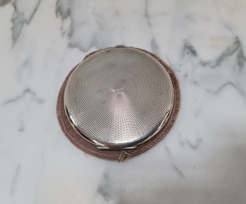 This beautiful sterling silver compact with interior mirror has a stunning mint green guilloche top in very good condition . It is marked "Birmingham 1937".
