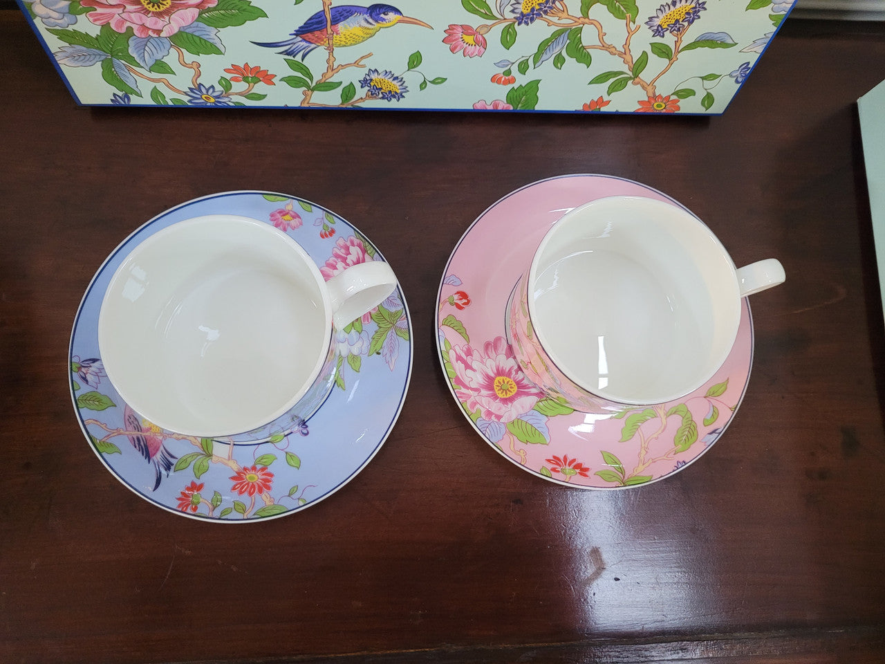 Contemporary “Aynsley Regal Pembroke” boxed set of four English Bone China cup and saucer. Beautiful patterns and vibrant colours.