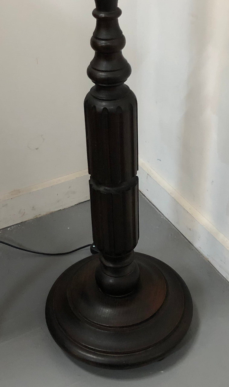 Oak Tudor style standard lamp that has been rewired and has a foot switch. In good original condition.
Please note lampshade shown in photos is not included.