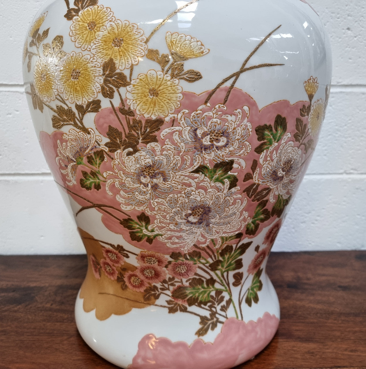 Beautiful modern large Chinese style floral lidded pot decorated with lovely Chrysanthemum flowers and in good condition. Maker on bottom please see photos.