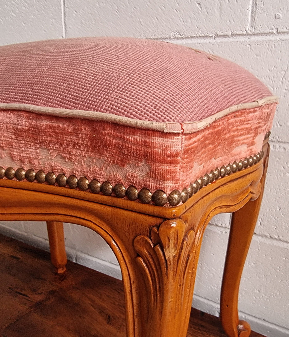 Beautiful French provincial stool with lovely floral tapestry. In used condition. Please see photos as they form part of the description.