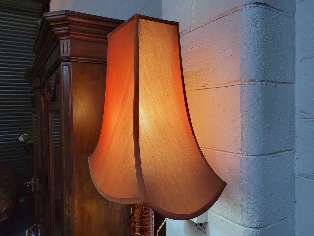 Stunning oriental ceramic lamp base (Bronze Horse Chapel St. C1970’s) and conforming shade. Browns and Burnt orange colours.