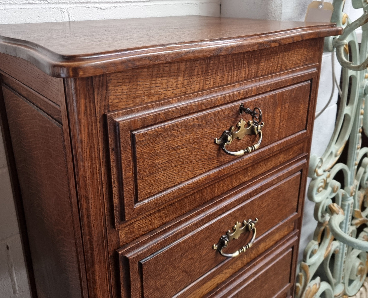 Elegant French Oak Louis XV style four drawer chest of drawers. It has lovely carvings and it is in good original detailed condition. It has been sourced from France.