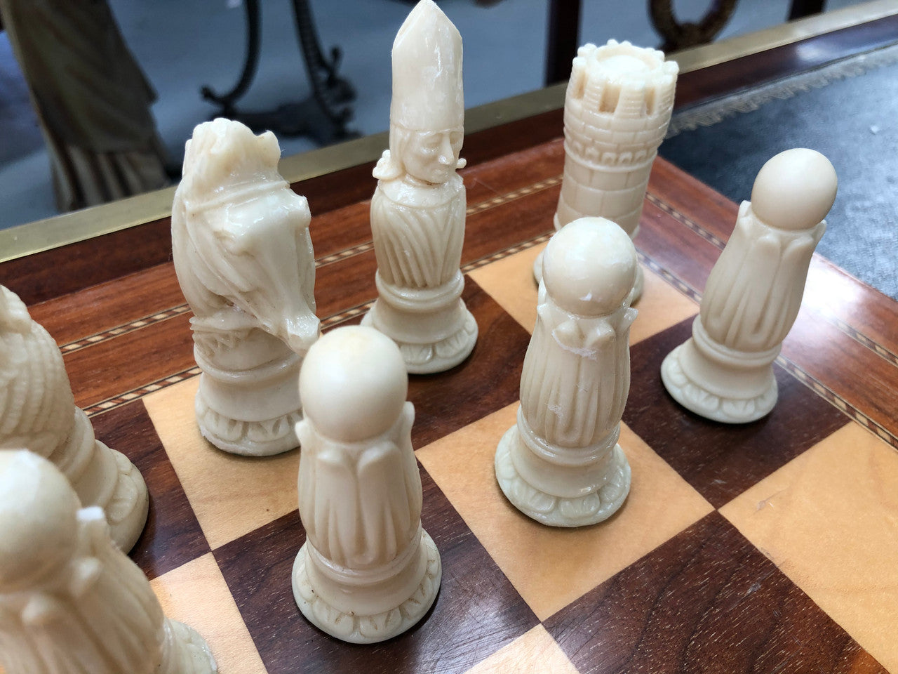 Lovely vintage chess set of handcrafted Takaka chess pieces from Crisan Craft in good condition, made in New Zealand.