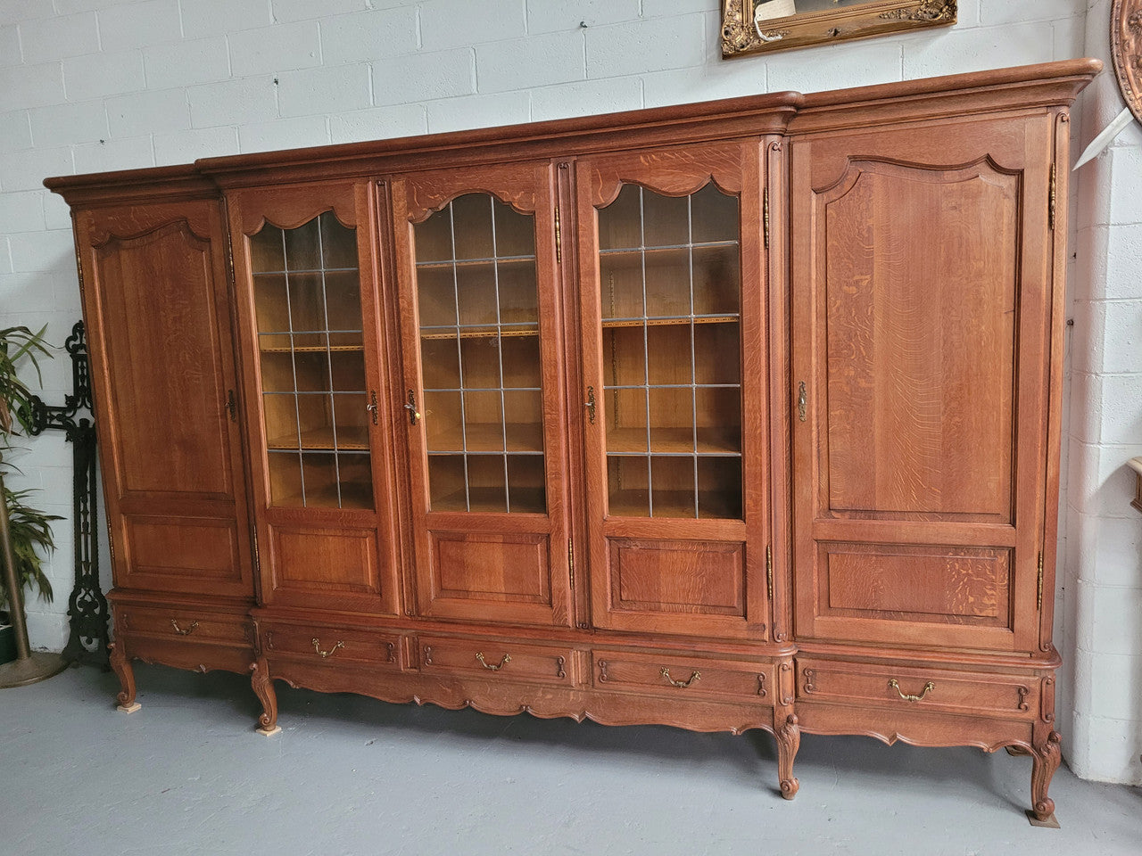 Vintage French Oak Bibliotheque / Library Bookcase/Office Bookcase
Sensational Vintage french oak Bookcase with amazing storage options ,with numerous adjustable shelves and 5 useful drawers to base. In very good original condition.