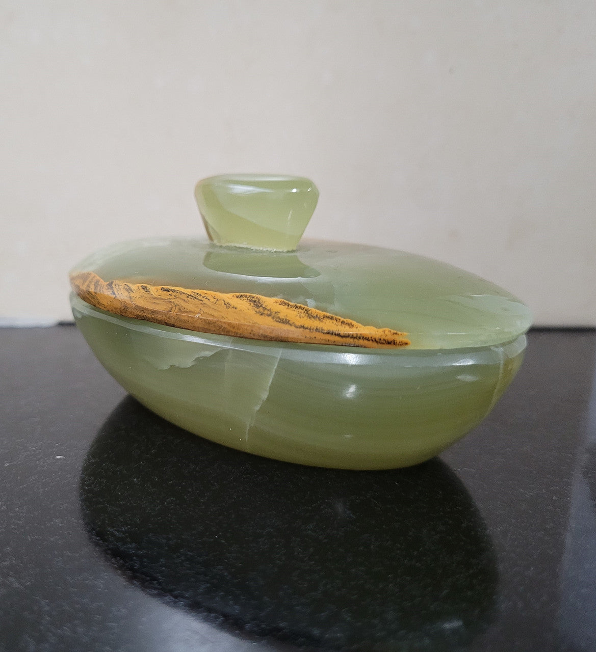 Stunning Vintage onyx marble trinket box and lid. It is in good original condition, please view photos as they help form part of the description.