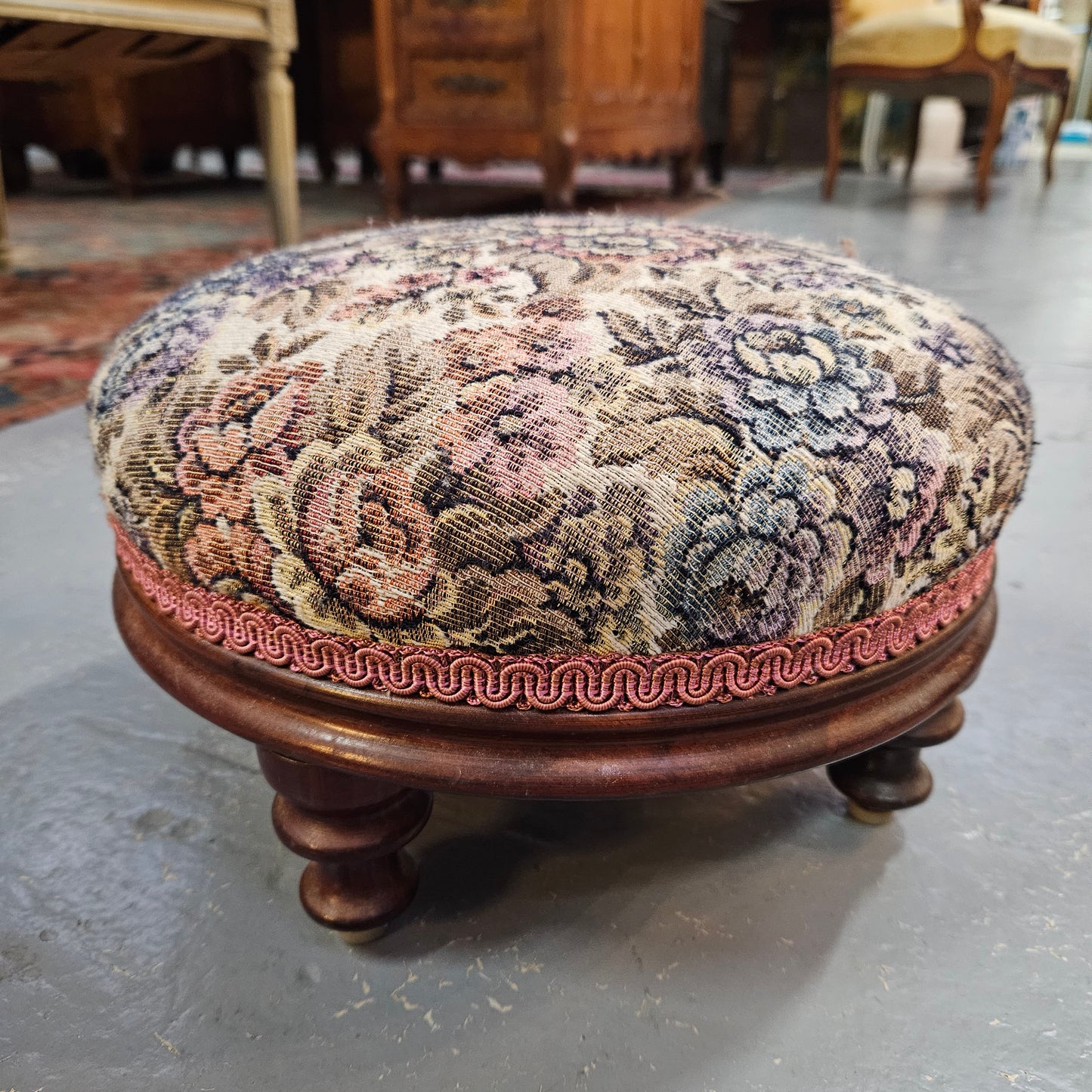 Lovely Victorian nicely upholstered footstool. It is in good original condition. Please see photos as they form part of the description. 