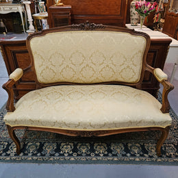 Stunning Louis XV style nicely upholstered walnut settee. Upholstery is in very good original condition, please view photos as they form part of the description. 