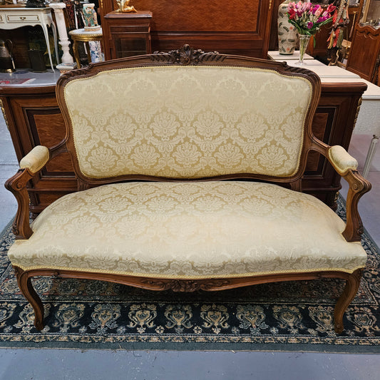 Stunning Louis XV style nicely upholstered walnut settee. Upholstery is in very good original condition, please view photos as they form part of the description. 