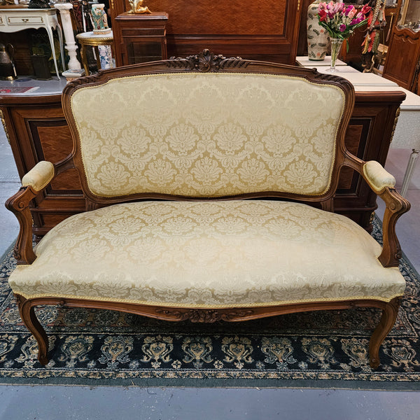 Stunning Louis XV style nicely upholstered walnut settee. Upholstery is in very good original condition, please view photos as they form part of the description. 