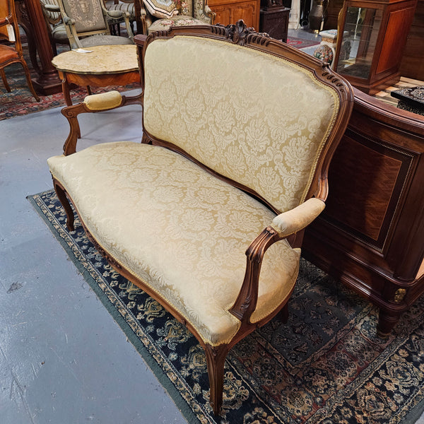 Stunning Louis XV style nicely upholstered walnut settee. Upholstery is in very good original condition, please view photos as they form part of the description. 
