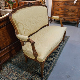 Stunning Louis XV style nicely upholstered walnut settee. Upholstery is in very good original condition, please view photos as they form part of the description. 