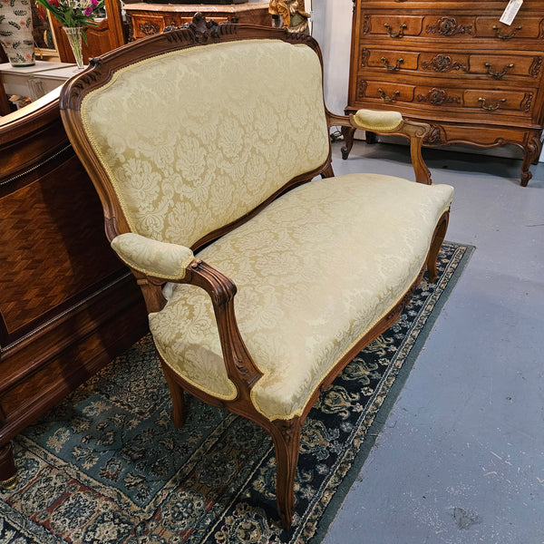 Stunning Louis XV style nicely upholstered walnut settee. Upholstery is in very good original condition, please view photos as they form part of the description. 