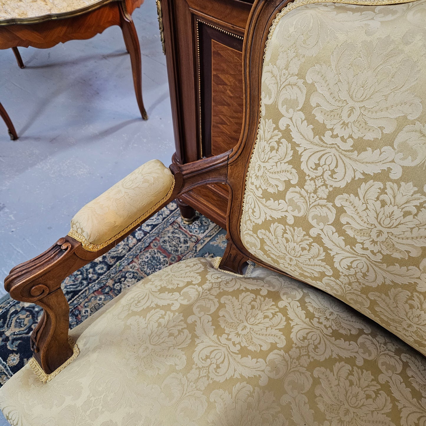 Stunning Louis XV style nicely upholstered walnut settee. Upholstery is in very good original condition, please view photos as they form part of the description. 