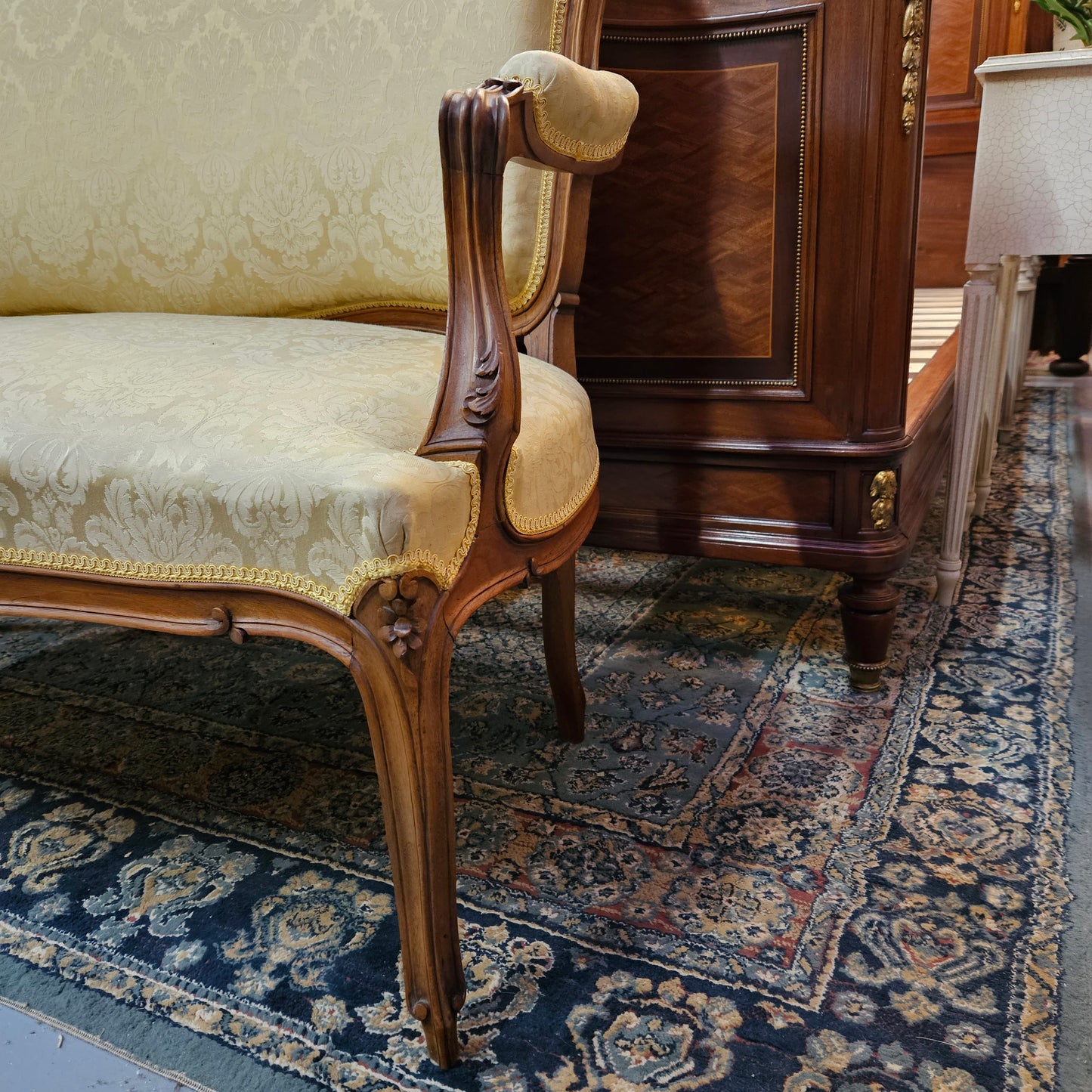 Stunning Louis XV style nicely upholstered walnut settee. Upholstery is in very good original condition, please view photos as they form part of the description. 
