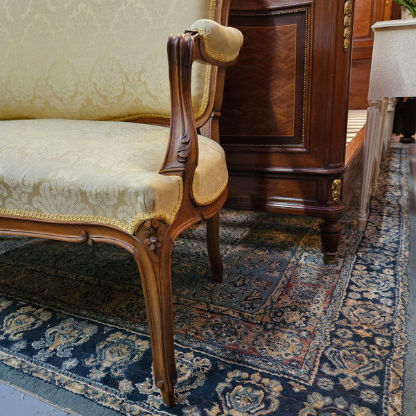 Stunning Louis XV style nicely upholstered walnut settee. Upholstery is in very good original condition, please view photos as they form part of the description. 