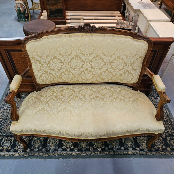 Stunning Louis XV style nicely upholstered walnut settee. Upholstery is in very good original condition, please view photos as they form part of the description. 