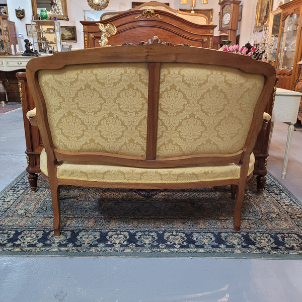 Stunning Louis XV style nicely upholstered walnut settee. Upholstery is in very good original condition, please view photos as they form part of the description. 