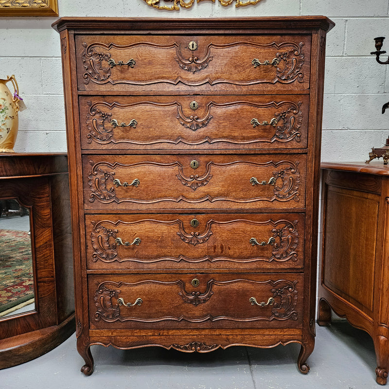 Stunning French Provincial oak chest of drawers with five drawers. This piece is in great original condition. Please see the photos as they form part of the description.